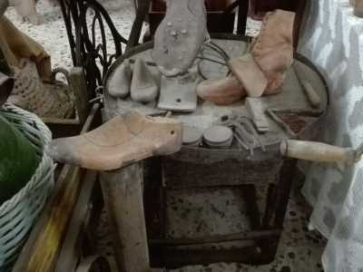Notiamo anche un�antica scarpa ortopedica e una da lavoro, quest�ultima ricavata mettendo sotto la suola dei chiodi per evitare di scivolare nella terra bagnata